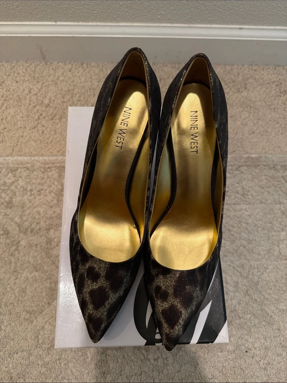 NIB Nine West Size 9.5M Pointy Toe Stiletto Animal Print Glittery Metallic Gold